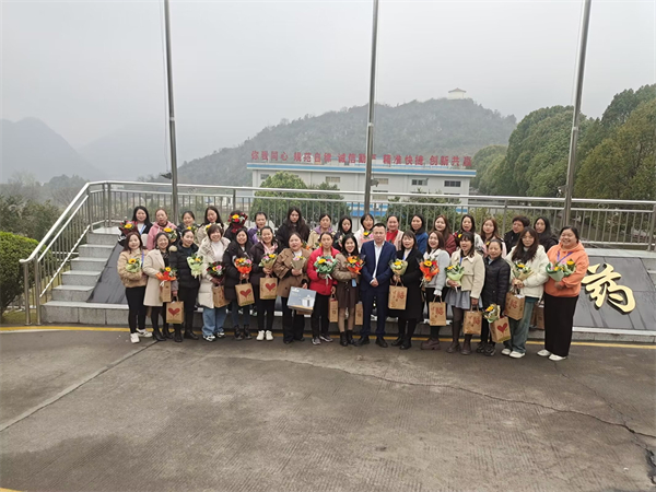 1741584602201008.jpg 合影.jpg